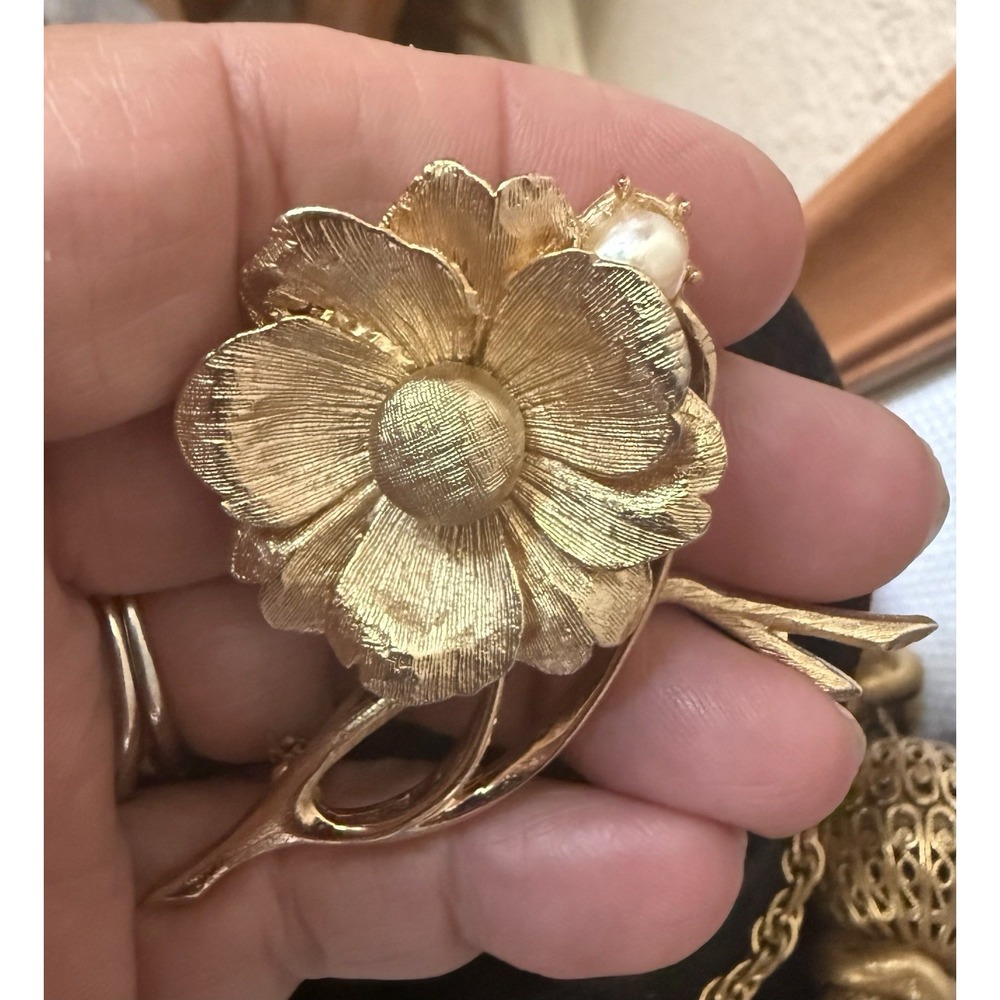 Vintage 1970's Lee Co Brushed Gold Tone Pearl Textured Flower Pin Brooch